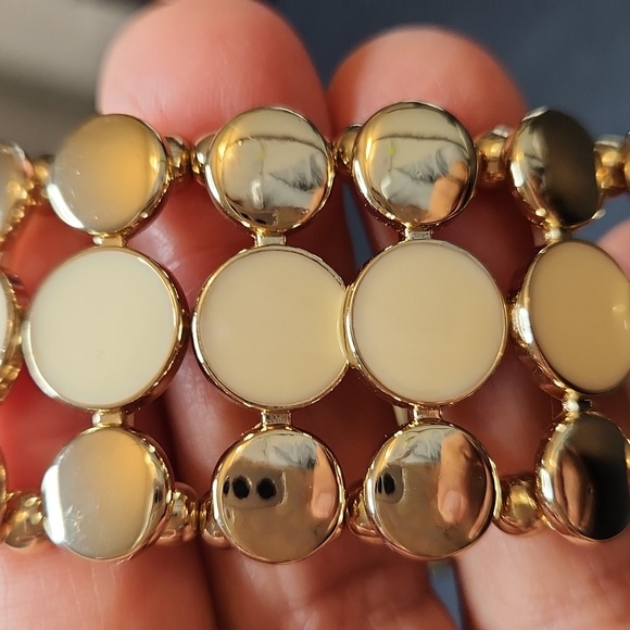 NWT Cookie Lee Cream And Goldtone Circles Stretch Bracelet - Picture 2 of 6